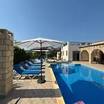 Imperial Sea-caves Private Pool Villa *
